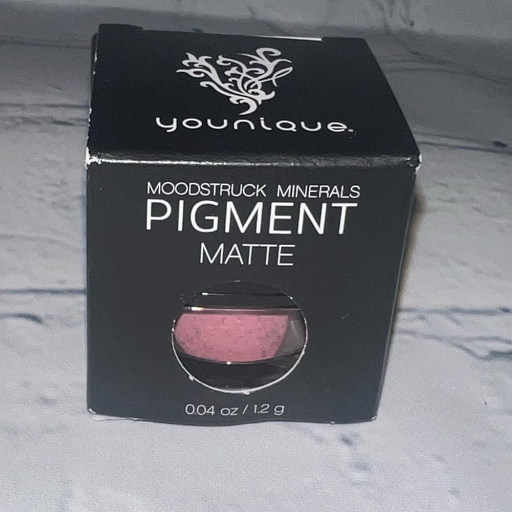 Younique Matte Pigment- Vulnerable